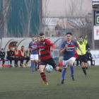 Un jugador de l’EFAC es disposa a xutar perseguit per un del Tortosa ahir durant el partit.