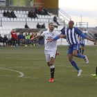 Un jugador del San Cristóbal intenta controlar una pilota davant la pressió dels jugadors locals ahir durant el partit.