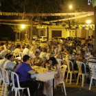 Vista de los participantes ayer en el Sopar a la Fresca con espectáculo en la plaza del Ferroviaris. 