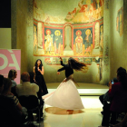 El Dansàneu ‘baila’ en el MNAC ante los frescos de Sant Pere del Burgal