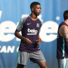 Ousmane Dembélé, durante el entrenamiento de ayer en Barcelona junto a Leo Messi.