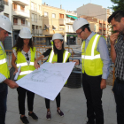 Cristina Clotet i Esther Gatnau, responsables del projecte, expliquen els detalls a l’alcalde i edils.