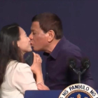 Imatge del moment del petó forçat de Duterte a una dona.