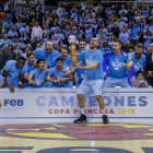 Salva Arco, exjugador del Lleida y capitán del Breogán, se dispone a levantar el trofeo de campeones.