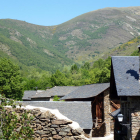 Vista del poble i del coll de Cerbi.