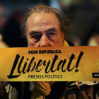 Un ciutadà en una protesta per demanar la posada del llibertat de Junqueras, Forn i els 'Jordis'.