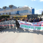 Manifestación ante la planta cerrada de Tracjusa en Juneda.