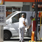 Imatge d’arxiu d’una persona que posa gasolina en una estació de servei.