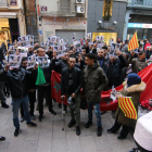 Los dos jóvenes que han denunciado a la Urbana (en el centro), ayer en la concentración ante Paeria. 