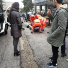 Paramédicos italianos trasladan a uno de los heridos a una ambulancia.