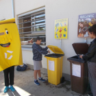 La mascota de la campanya, al costat dels punts de reciclatge.