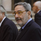 El expresidente de Catalunya Caixa, Narcís Serra, y su abogado, Pau Molins, ayer, en Barcelona.