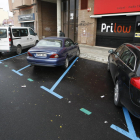 Vehicles estacionats ahir a la zona blava del carrer Roger de Llúria.