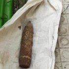 Imatge de l'obús que es va trobar ahir al centre de Cervera.
