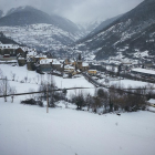 Vista de Vielha cubierta ayer de nieve.