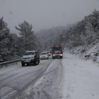 Un vehicle de Bombers a la carretera coberta de neu a Sant Llorenç de Morunys.