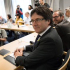 Carles Puigdemont , junto al vicepresidente primero de la Mesa del Parlament, Josep Costa, durante la reunión celebrada hoy en Berlín con la práctica totalidad de los diputados de JxCat.