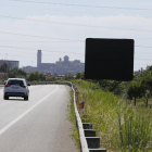 Un cartel ahora tapado anunciaba en la LL-11 el desvío de camiones que Fomento probó en 2015.