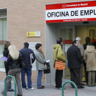 Un grupo de personas hacen cola en la entrada de una oficina de empleo de la Comunidad de Madrid.
