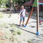 Quejas por malas hierbas, basura y ratas en un parque infantil