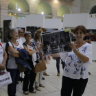 La directora de la Biblioteca Pública de Lleida, Antònia Capdevila, mostrant una foto de l'antiga Maternitat, ahir.