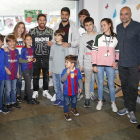 Messi i Luis Suárez, el directiu Jordi Mestre i pares i nens ahir durant la visita de jugadors del FC Barcelona a hospitals infantils.