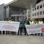 Membres de la Plataforma d'Afectats per la Hipoteca es van concentrar ahir davant dels jutjats de Lleida.