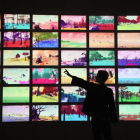 Una joven interactúa con unas pantallas durante la presentación a la prensa de la exposición "Videogames: Design/Play/Disrupt" en el museo londinense Victoria & Albert, en el Reino Unido