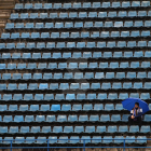 La solitud d'un espectador entre tanta grada buida reflecteix l'aspecte desolat ahir de l'estadi