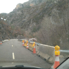 Vallas de hormigón y balizas en la N-260 cerca de El Pont de Suert.