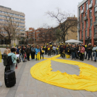 Un gran lazo en la plaza Cervantes, donde se leyó un manifiesto.