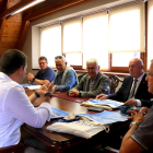 Gilbert Felli, primero por la derecha, durante la reunión que mantuvo con representantes de la Generalitat y de Aran.