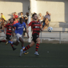 Un jugador de l’EFAC intenta controlar una pilota perseguit per un altre del Lleida B. 