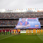 El Camp Nou va retre un emotiu i sentit homenatge a Enrique Castro ‘Quini’, una llegenda del barcelonisme que va morir dimarts passat.