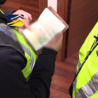Agentes revisando pasaportes durante el operativo policial. 