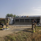 Vista dels Bombers que van treballar ahir en l’accident del camió en un accés a Balaguer.