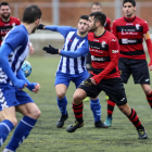 Distintos jugadores del EFAC Almacelles y del San Cristóbal pugnan por hacerse con el control del balón en una jugada dividida.