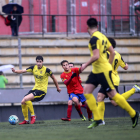 Un jugador del Balaguer passa l’esfèrica a un company davant de la pressió d’un rival.