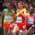 Adel Mechaal junto al etíope Yomif Kejelcha, que se alzó con la medalla de oro.