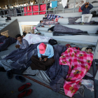 Varios migrantes descansan en un centro deportivo de México D.F.