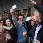 L’amo i els clients del bar Ziortza d’Arangoiti, a Biscaia, celebren el premi de la grossa.