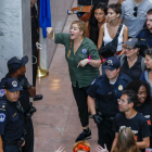L’actriu Amy Schumer (c) gesticula al ser detinguda juntament amb centenars d’altres manifestants.