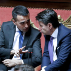 Giuseppe Conte (derecha) conversa con el líder del M5S en el Senado de Roma.