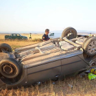 El vehículo de la víctima quedó volcado junto a la carretera ayer en la localidad de Belchite. 
