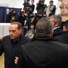 Silvio Berlusconi va ser sorprès per una activista de Femen quan anava a dipositar el seu vot.