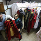 Josep Lluís Gázquez y Glòria Manuel, presidente y secretaria de Moros i Cristians, mostrando ayer algunos de los trajes de la fiesta. 