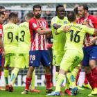 Cala y Godín pugnan en una acción del partido, ante la mirada de Diego Costa.