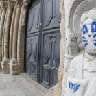 El grafiti, en una figura del exterior de la catedral de Santiago.