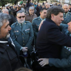 El pare de Diana Quer abraça un guàrdia civil.