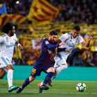Messi, en una acción en la que es perseguido por Casemiro y Marcelo, volvió a ser una pesadilla para los blancos y marcó el 2-1.